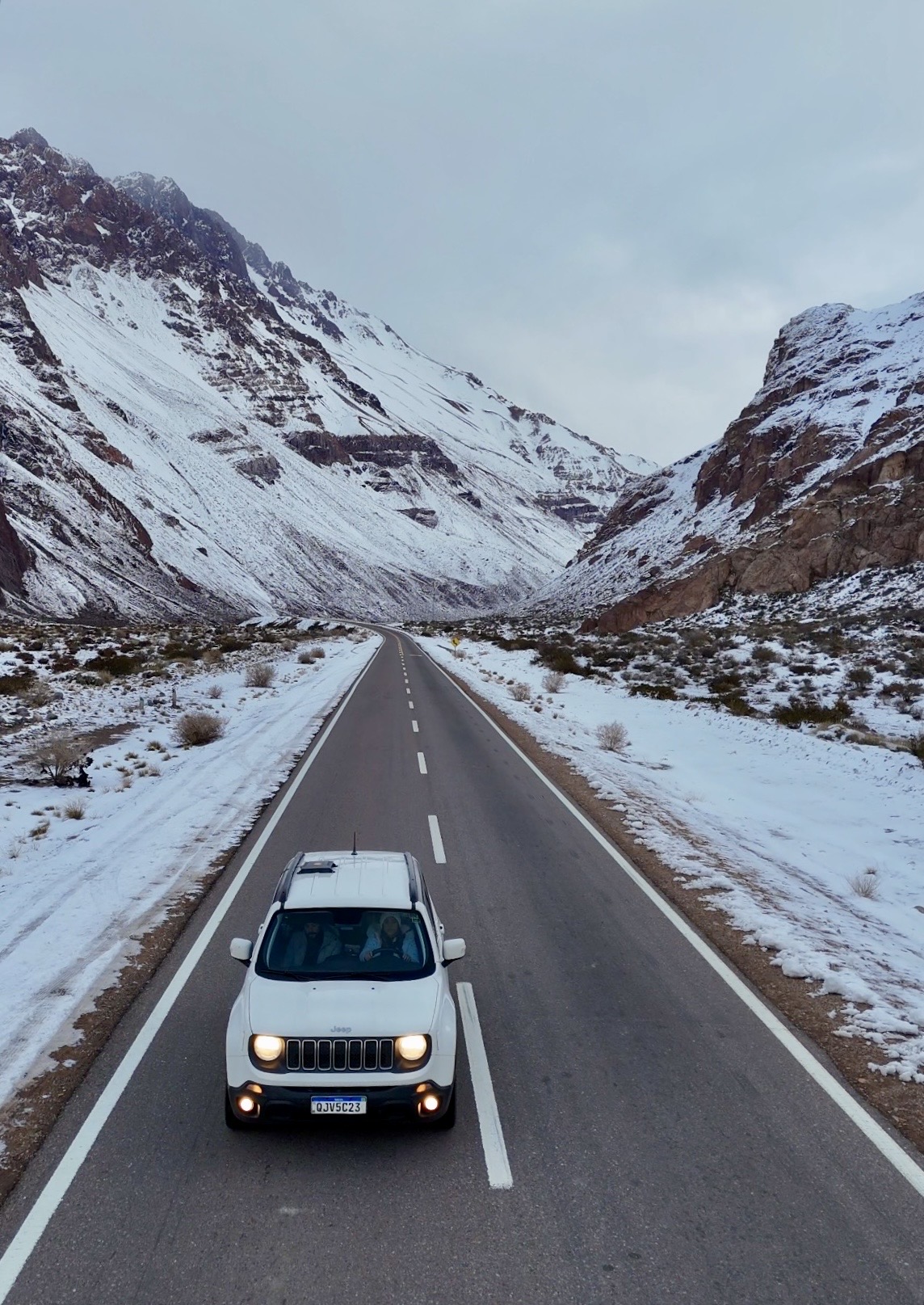 Eu Amo Rolê viajando de carro pela estrada na neve
